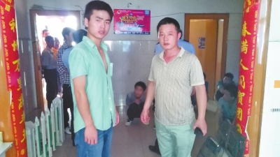 在吳文舉老師的幫助下，王強(qiáng)強(qiáng)（左）從傳銷窩點(diǎn)成功脫險(xiǎn)。
