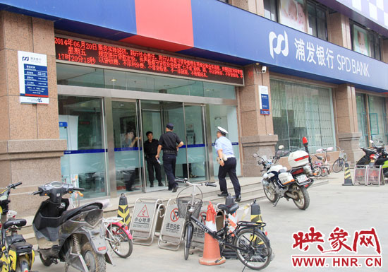 民警趕到現(xiàn)場了解情況。