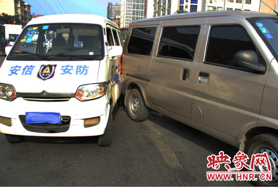 兩輛面包車也被牽連。