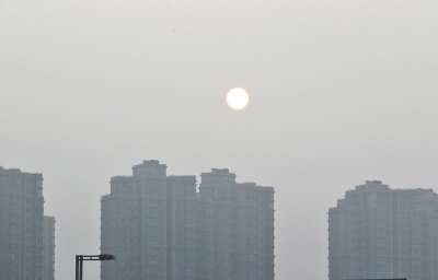 昨天，鄭州市區(qū)，霧霾遮擋的太陽(yáng)像個(gè)月亮。