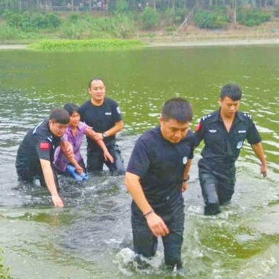 看到女子一直不配合救援，崔亞就在河中給該女子做起思想工作