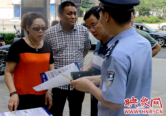 民警向市民介紹防詐騙知識