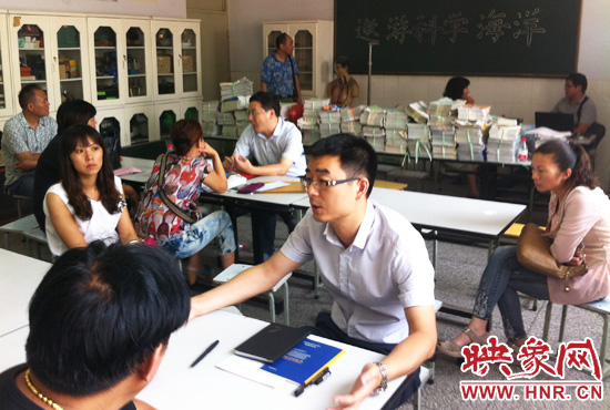 各區(qū)受理咨詢的教育部門工作人員對于提出的問題一一作出解答。