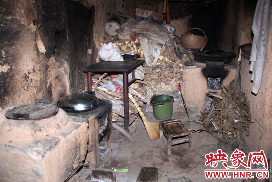 李娜家做飯的地方,就在土坯房的門口,夏天屋里跟燒炕一樣。