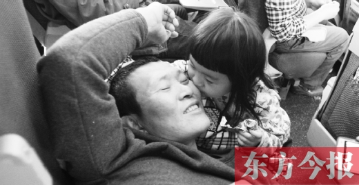 女兒嘟嘟不時的親吻是他最好的“鎮(zhèn)痛藥”。