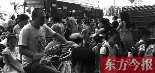 9月4日下午，文化路一小附近，大批陪讀家長接孩子。