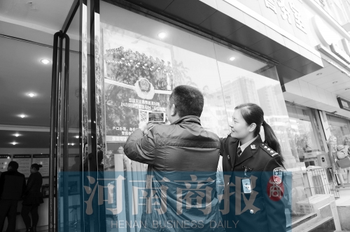 市民正在掃描二維碼，加關(guān)注