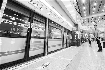 地鐵站內電梯、車門處均貼有安全提示標識。