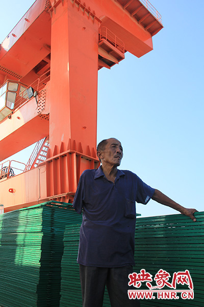 2014年7月31日，淅川縣九重鎮(zhèn)陶岔村獨(dú)臂護(hù)水員李進(jìn)群在淅川渠首。