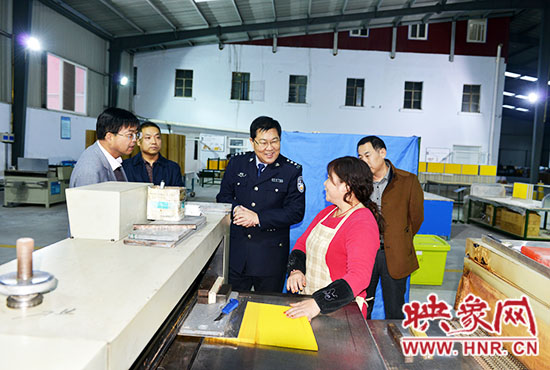 政委陳兆甲深入企業(yè)走訪，了解企業(yè)生產(chǎn)及周邊治安狀況。