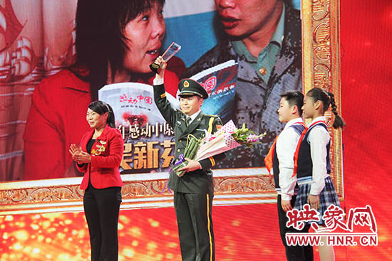 中國人民解放軍71352部隊(duì)19分隊(duì)管理員王留杰上臺(tái)接受頒獎(jiǎng)。