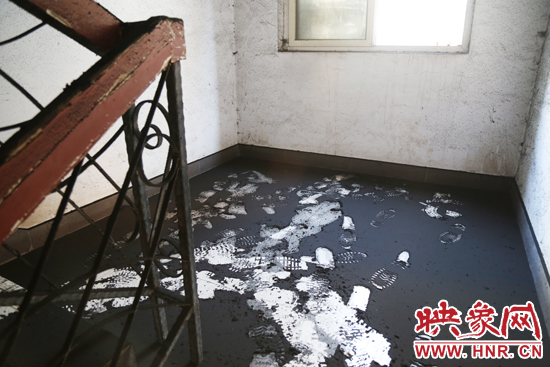 一樓到六樓的樓道內(nèi)都是黑色的煙塵。