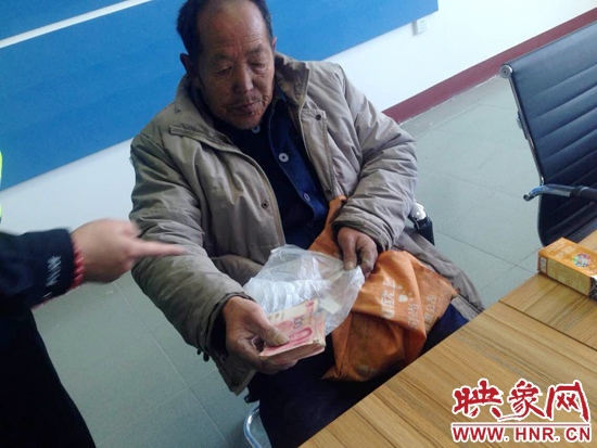 在把老人帶回駐地后，老人竟又從身上掏出幾千元現(xiàn)金要塞給民警。