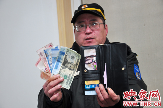 經(jīng)過(guò)上網(wǎng)查詢，巡防隊(duì)員確認(rèn)這些外幣相當(dāng)于180多元人民幣。