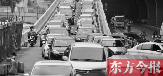 昨日，鄭州市大學(xué)路與隴海路交叉口處，因封閉施工，現(xiàn)場(chǎng)堵成停車場(chǎng)