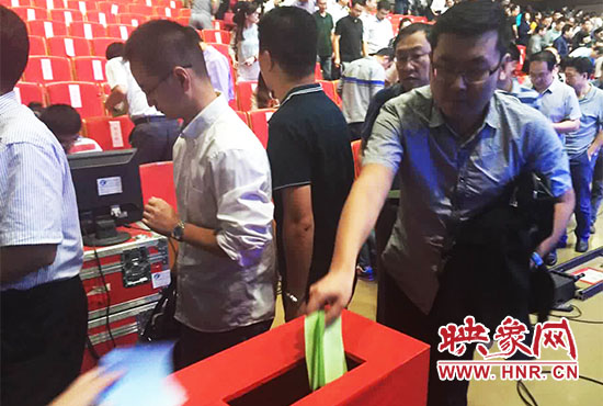 專家、評(píng)委、全局干部職工代表現(xiàn)場(chǎng)投票。