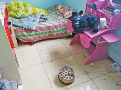 在理發(fā)店死者居住的臥室內(nèi)，地上放有一個大煤球。
