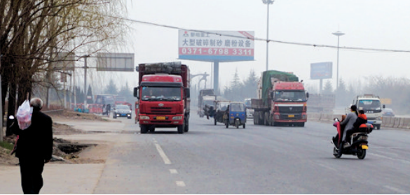 距離事故現(xiàn)場不遠，仍有人騎電動車帶著孩子橫穿馬路