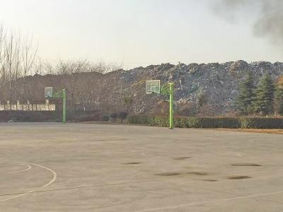 河工大新校區(qū)被垃圾包圍15年 垃圾超6層教學樓