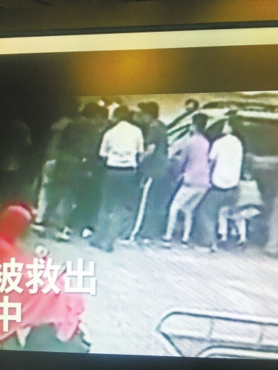 溫暖！女子鄭州街頭被卷入車(chē)底 大伙抬車(chē)施救