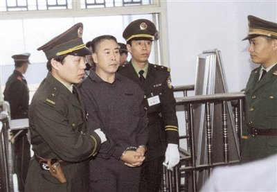 2000年9月30日，河南商丘，胡萬林被法警押上法庭。