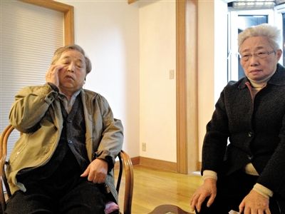 前晚，年過七旬的劉光嘉及妻子向記者講述強(qiáng)拆經(jīng)過。