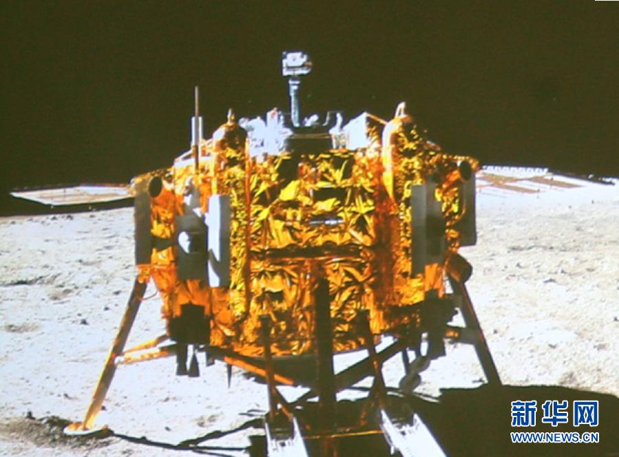 這是北京飛控中心大屏幕上顯示“玉兔”號月球車上的全景相機拍攝的嫦娥三號著陸器照片。