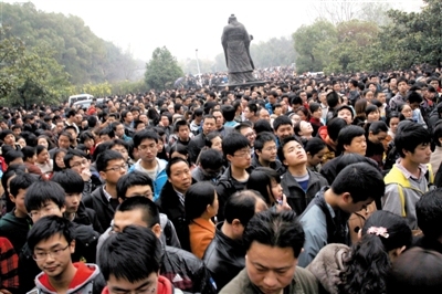 去年3月16日，武漢華中科技大學，“北約”、“華約”、“卓越”聯(lián)盟自主招生選拔考試湖北考點，考生等待進場。 圖/CFP