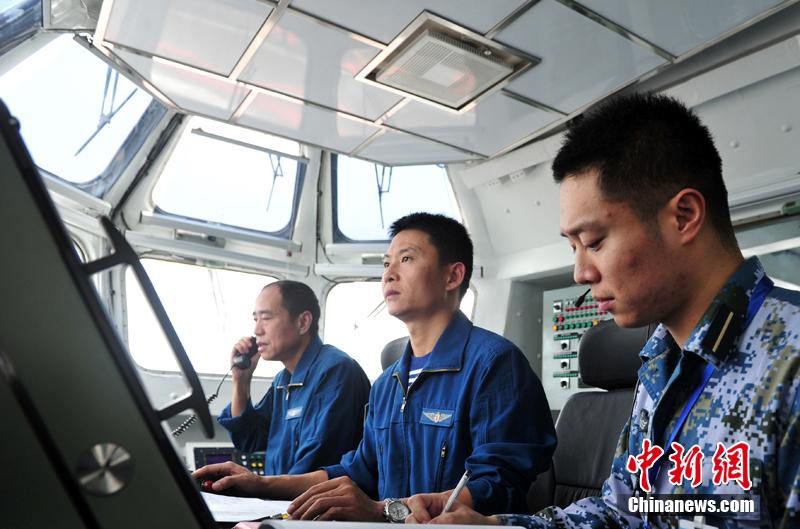圖為遼寧艦飛行指揮員在塔臺(tái)進(jìn)行艦載機(jī)著艦起飛指揮。中新社發(fā) 胡鍇冰 攝