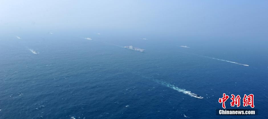 圖為遼寧艦與水面艦艇進(jìn)行協(xié)同訓(xùn)練。中新社發(fā) 李靖 攝