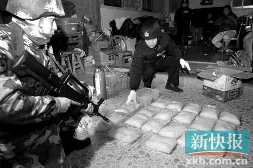 警方在村民家中搜獲大量冰毒。