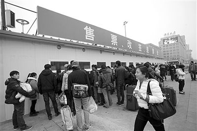 1月6日，北京站搭建完畢的臨時售票處已經(jīng)投入使用。今年春運期間，北京鐵路局共開設(shè)售票窗口3421個，同比增加150個。新京報記者