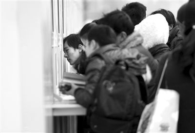 1月6日，旅客在北京站臨時售票處排隊購票。新京報記者
