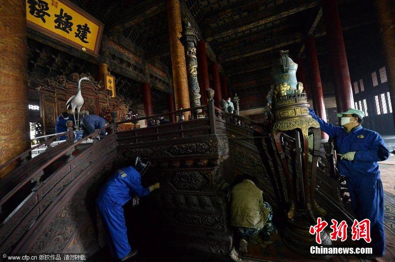圖為工作人員正在故宮太和殿內(nèi)進行整體清潔工作。