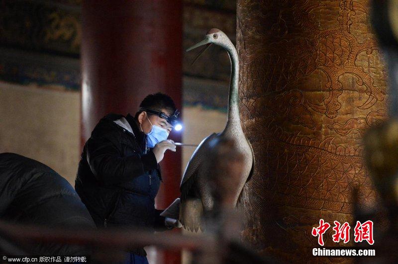 圖為工作人員使用軟毛刷除塵。