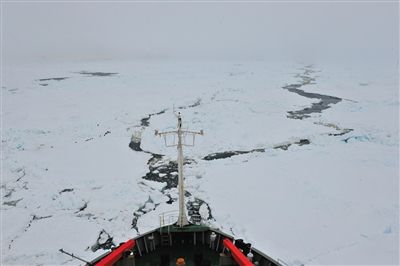 7日17時50分許，“雪龍”號船頭冰面裂開一條水道，“雪龍”號趁機迅速穿過。
