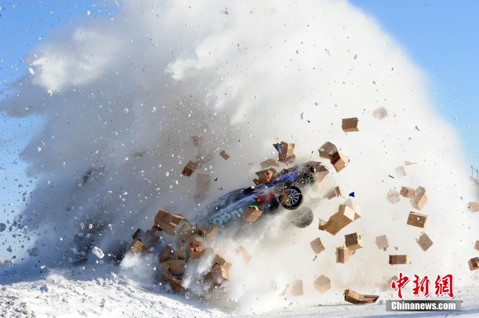 圖為：謝雨均駕駛賽車在黑龍江黑河段飛越冰河。中新社發(fā) 邱齊龍 攝