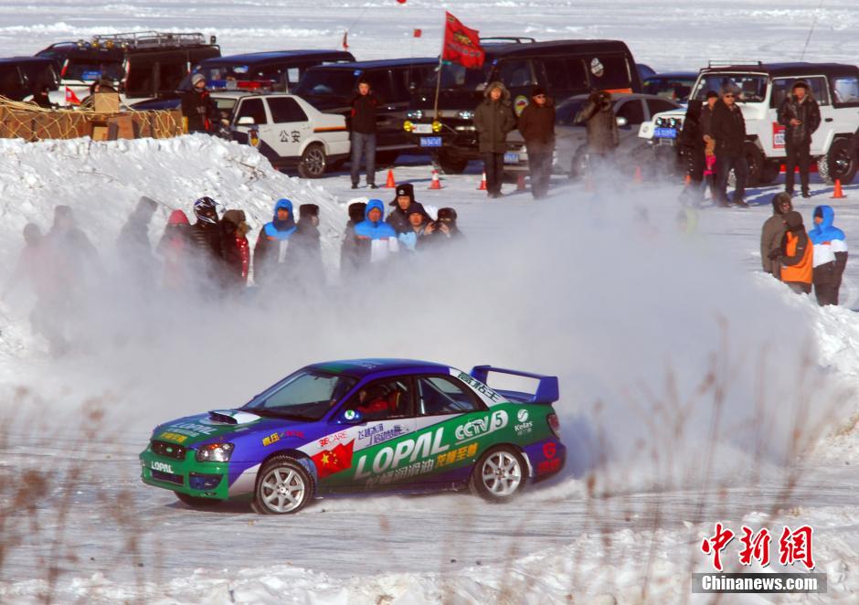 圖為參加“飛越冰河”大型體育極限運(yùn)動挑戰(zhàn)賽事的選手在冰封的黑龍江上進(jìn)行冰雪飛車漂移。中新社發(fā) 邱齊龍