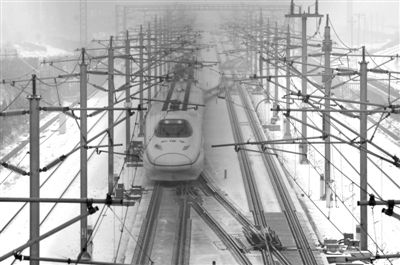 昨日，由武漢始發(fā)到北京G508次高鐵沿途被大雪覆蓋，列車廣播告知受降雪天氣影響，為確保行車安全降速運行，預計晚點1小時10分鐘。圖/CFP