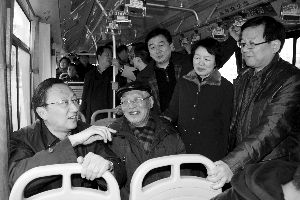 繆瑞林在車上與市民、乘委會(huì)委員交流 通訊員 卜照雪 攝