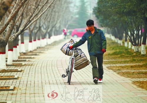 走在校園的小路上，帥氣的單車(chē)是我同伴，鼓鼓的行囊盛不下父母深深的惦念。