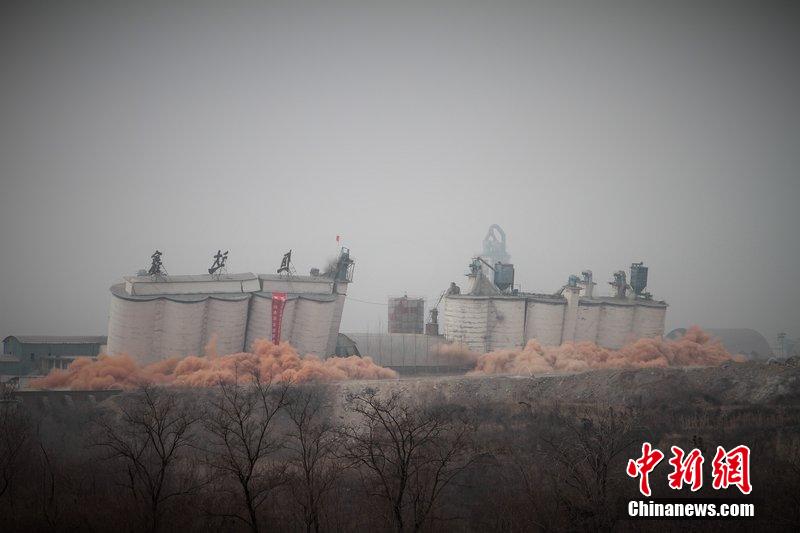 　2014年2月17日，石家莊市再次啟動壓減水泥過剩產(chǎn)能、治理大氣污染水泥企業(yè)集中爆破拆除行動。