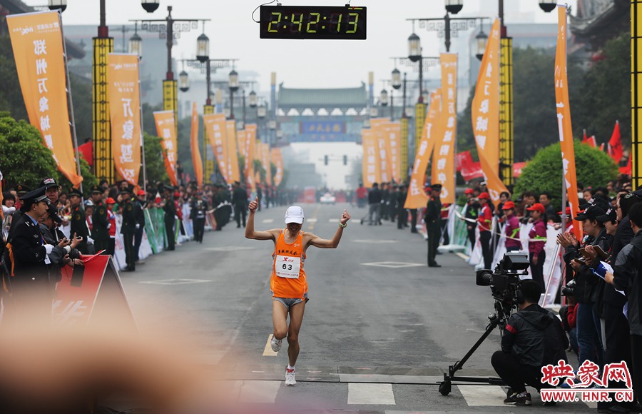 一名選手抵達(dá)終點后，高舉雙手慶祝。