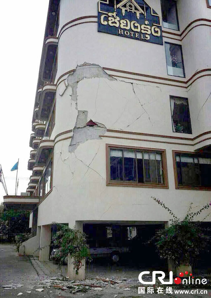 　當?shù)貢r間2014年5月5日，泰國清萊，一棟酒店大樓墻皮脫落。 圖片來源：東方IC