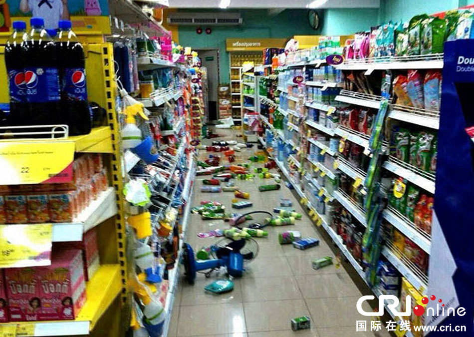 　當?shù)貢r間2014年5月5日，泰國清萊，超市貨架上的商品散落一地。
