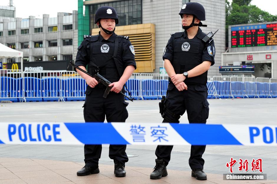 圖為廣州特警在案發(fā)現(xiàn)場(chǎng)戒備。