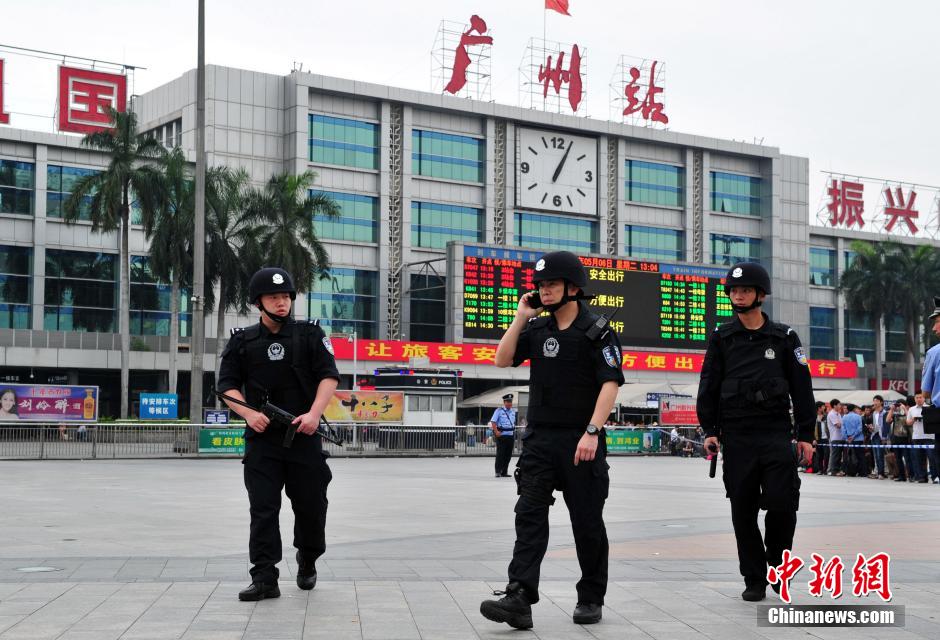 圖為廣州特警在案發(fā)現(xiàn)場(chǎng)戒備。