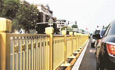 從復(fù)興門(mén)到建國(guó)門(mén)，長(zhǎng)安街一線全部更換為金色護(hù)欄 攝影/本報(bào)記者 郝羿