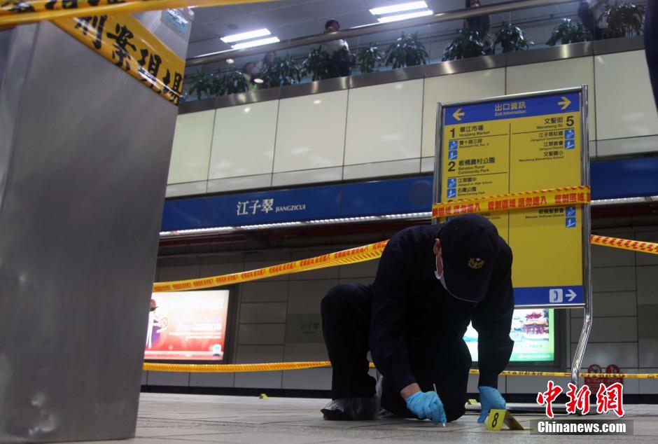 圖為新北市警察在現(xiàn)場勘查。中新社發(fā) 劉舒凌 攝
