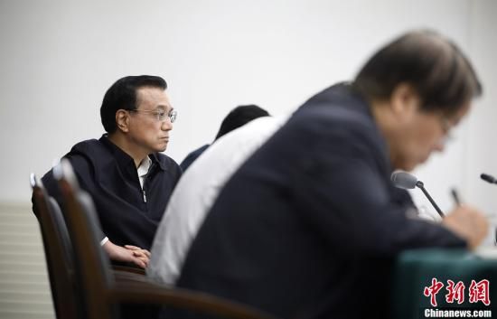 李克強(qiáng)在赤峰主持召開(kāi)部分企業(yè)與金融機(jī)構(gòu)負(fù)責(zé)人座談會(huì)。